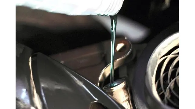 Ilustrasi penggantian oli mesin sepeda motor. (Pertamina Lubricants)