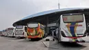 Deretan bus antarkota antarprovinsi (AKAP) untuk pemudik berjejer di Terminal Pulo Gebang, Jakarta, Minggu (3/6). Para penumpang mengaku sengaja lebih awal mudik ke kampung halaman. (Merdeka.com/Iqbal Nugroho)