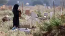 Seorang wanita Palestina berdoa di dekat makam seorang kerabatnya yang menjadi korban dalam konflik yang sedang berlangsung antara Israel dan milisi Hamas, di sebuah pemakaman darurat di lingkungan al-Tuffah timur Kota Gaza, pada 16 Juni 2024. (Omar AL-QATTAA/AFP)