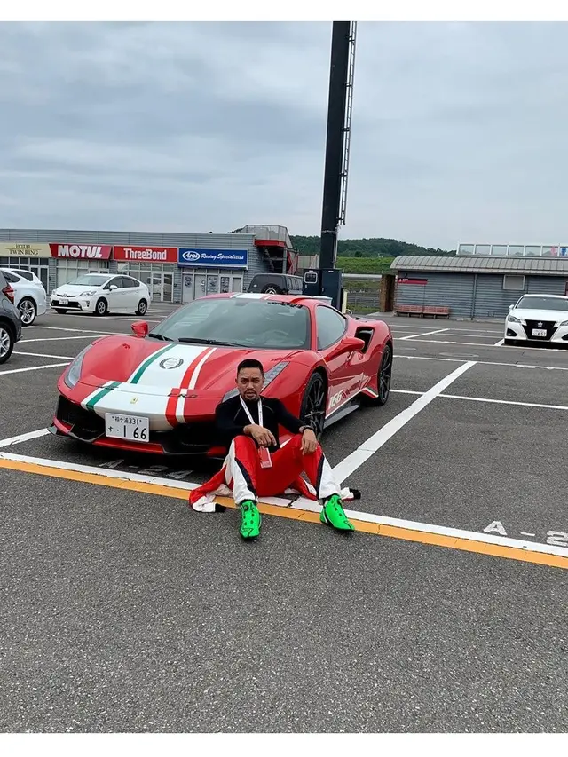 Potret Ahmad Sahroni dengan Mobil Mewah, Crazy Rich Tanjung Priok