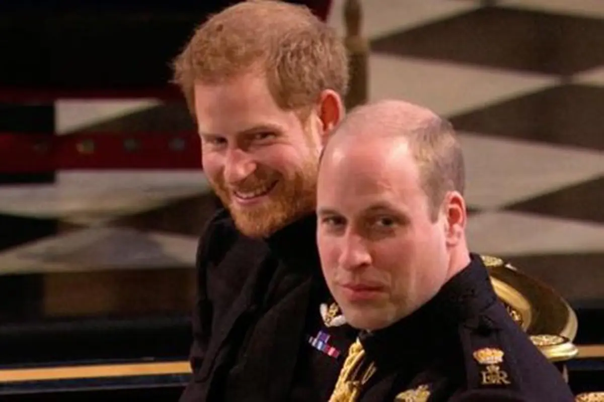 Pangeran Harry (kiri) dan Pangeran William (kanan) duduk di kursi sebelum psosesi pernikahan Pangeran Harry dengan Meghan Markle di Kapel St. George, Kastil Windsor, Inggris, Sabtu (19/5). (UK Pool/Sky News via AP)
