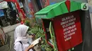 Seorang pelajar membaca buku di Kampung Literasi RW 08, Jatipulo, Palmerah, Jakarta Barat, Kamis (30/1/2020). Kampung Literasi ini memiliki 5 kotak berisi beragam buku yang ada di sejumlah titik, berbekal konsep kejujuran disebar di sepanjang kampung. (Liputan6.com/Herman Zakharia)