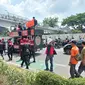 Konfederasi Serikat Pekerja Indonesia (KSPI) hari ini Selasa (6/9/2022),&nbsp;mulai meramaikan di depan gedung DPR RI sejak pukul 10.15 WIB. (Foto:Liputan6/Ave Martevalenia)