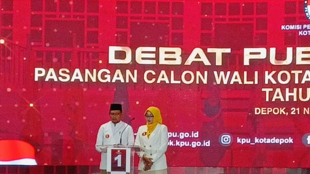 Paslon nomor 1, Imam Budi Hartono dan Ririn Farabi Arafiq saat mengikuti debat Pilkada Depok 2024, di gedung JGU, Depok. (Liputan6.com/Dicky Agung Prihanto)