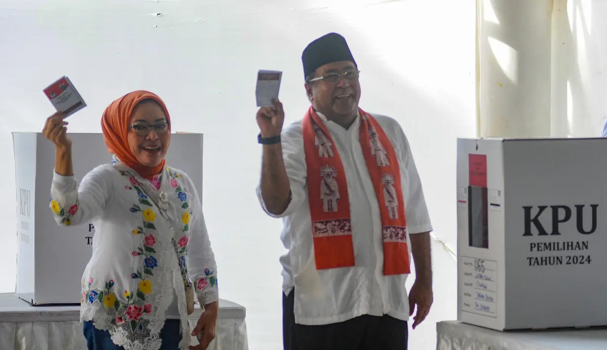 Usai menggunakan hak pilihnya, Rano Karno mengaku bangga dan merasa sah menjadi warga negara. (merdeka.com/Arie Basuki)