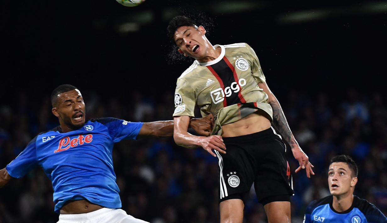 Bek Ajax, Edson Alvarez (kanan) menyundul bola di sebelah bek Napoli Brasil Juan Jesus (kiri) selama pertandingan lanjutan grup A Liga Champions di stadion Diego Armando Maradona di Naples, Italia, Rabu, 12 Oktober 2022. Napoli menang telak atas Ajax 4-2. (AFP/Filippo Monteforte)