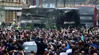 Aksi Pelemparan Bus Manchester United Memakan Korban Luka