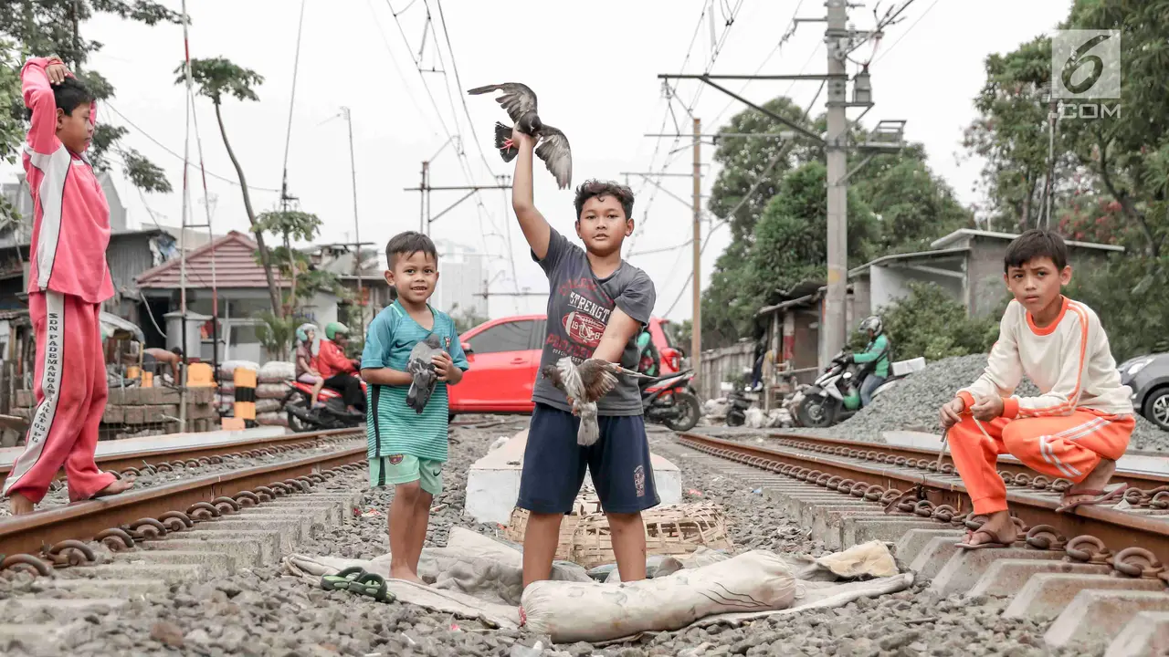 Tidak Ada Lahan Terbuka, Anak-anak Ini Bermain di Rel Kereta Api