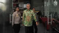 Gubernur Jawa Tengah Ganjar Pranowo berjalan keluar usai diperiksa di gedung KPK, Jakarta, Selasa (4/7). Mantan Wakil Ketua Komisi II DPR itu diperiksa sebagai saksi untuk kasus dugaan korupsi proyek pengadaan e-KTP. (Liputan6.com/Helmi Afandi)