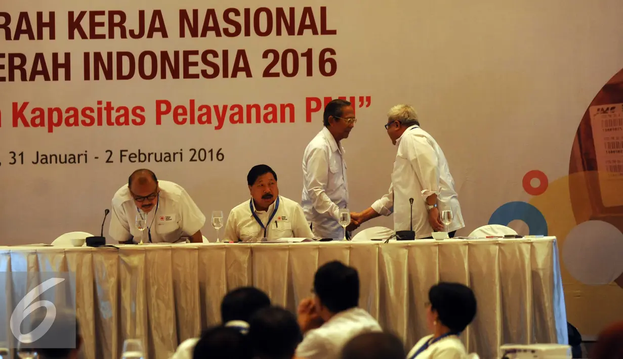 (ki-ka) Sekjen Ritola Tasmaya, Pengurus Johny Darmawan Bid Dana dan Prasarana, Pelaksana Harian Ketua umum PMI Ginanjar Kartasasmita, Pengurus Bid Kesehatan Farid Husein menghadiri Mukernas PMI 2016, jakarta, Senin (1/2). (Liputan6.com/Helmi Afandi)
