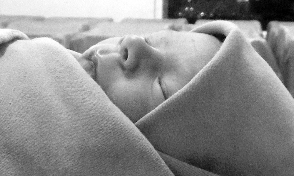 Simon McMenemy menjadi ayah setelah putra pertamanya, Hunter James McMenemy, lahir di Surabaya, Rabu (12/4/2017). (Bola.com/Bhayangkara FC)