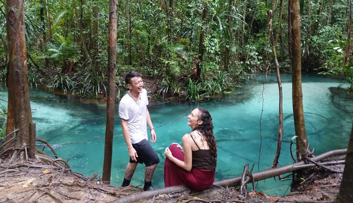 Dimas Anggara dan Nadine Chandrawinata terlihat menikmati keindahan alam di Raja Ampat. Jika dilihat dari wajahnya, pasangan ini terlihat begitu bahagia saat menghabiskan waktu bersama. (Foto: instagram.com/dimsanggara)