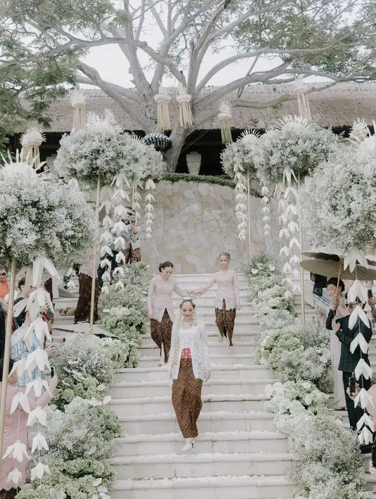 Lewat laman Instagramnya, Aishah tuliskan pesan haru untuk Bunga. Aishah ungkap senang bisa kembali mendampingi BCL di hari bahagianya. [@aishahjennifer]