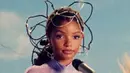 Halle Bailey saat tampil membawakan lagu "Baby Girl" secara live pada Desember 2020. Foto ini membuktikan bahwa suara merdu Halle patut dinantikan para pecinta film Hollywood meskipun ada juga yang mengaku tak suka dengan penampilan sang aktris. (Alfred Marroquin - Vimeo via Wikimedia Commons)