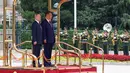Presiden Rusia Vladimir Putin (kiri) dan Presiden China Xi Jinping menghadiri upacara penyambutan di Balai Besar Rakyat, Beijing, China, pada Rabu 20 Mei 2026. (Alexander Kazakov, Sputnik, Kremlin Pool Photo via AP)