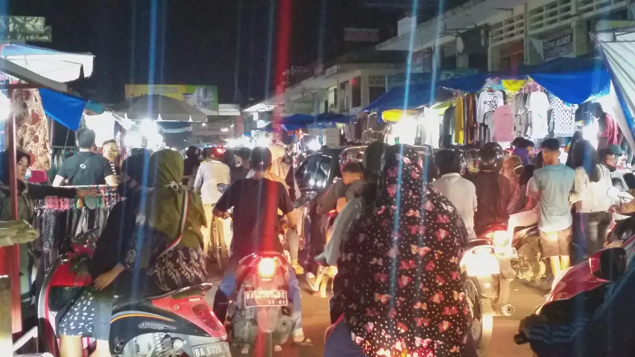 Pengunjung memadati Pasar Raya Padang pada H-1 Lebaran 2020.