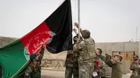 Tentara AS dan Tentara Nasional Afghanistan (ANA) mengibarkan bendera nasional Afghanistan selama upacara penyerahan di Kamp Antonik di provinsi Helmand. (Foto: AFP)