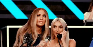 Kim Kardashian dan Jennifer Lopez reunian di acara Taco Wednesday yang diadakan J.Lo. (Life & Style)