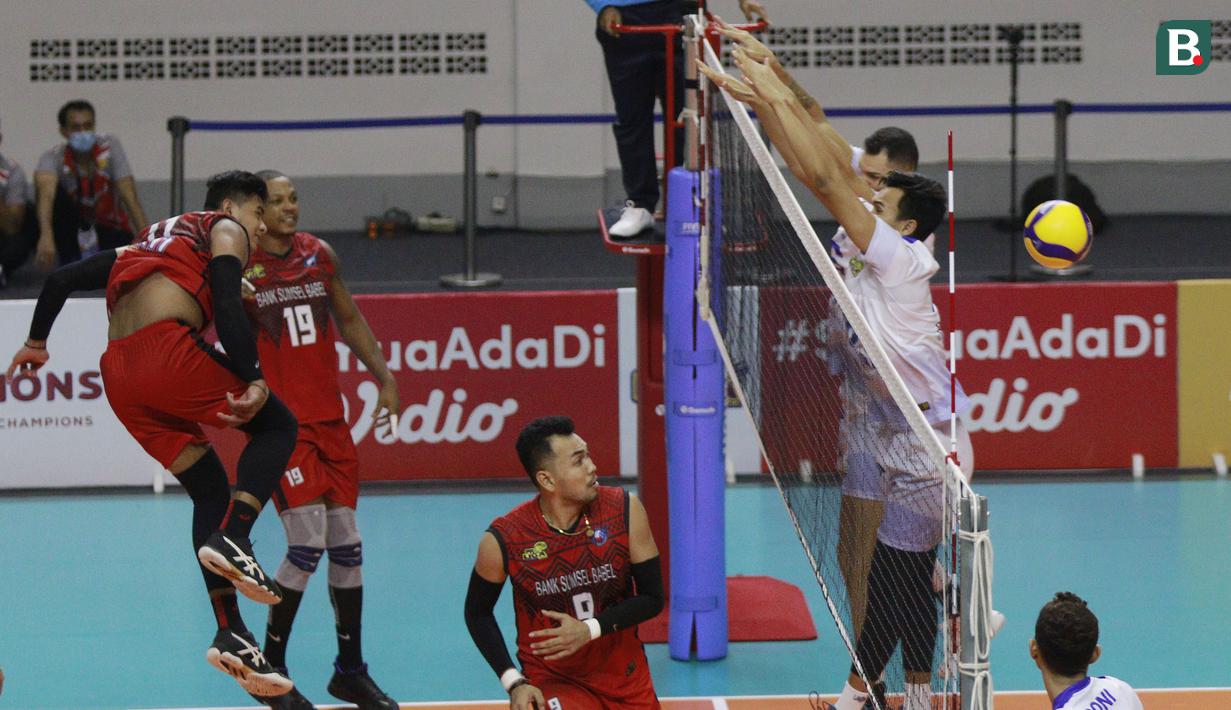 Pemain Palembang Bank Sumsel Babel, Sandy Akbar (kiri) melepaskan smes yang gagal dibendung para pemain Bogor LavAni pada laga PLN Mobile Proliga 2022 di Padepokan Voli Jenderal Polisi Kunarto, Sentul, Sabtu (29/1/2022). (Bola.com/M Iqbal Ichsan)