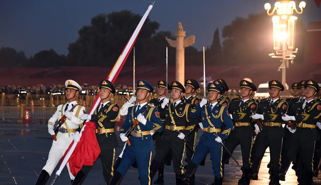 Upacara pengibaran bendera untuk merayakan 71 tahun berdirinya Republik Rakyat China digelar di Lapangan Tian'anmen, Beijing, China, 1 Oktober 2020. (Xinhua/Ren Chao)