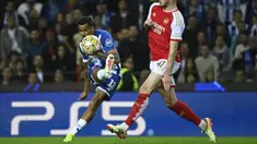Pemain FC Porto, Wenderson Galeno mencetak gol ke gawang Arsenal dari luar kotak penalti pada laga leg pertama 16 besar Liga Champions 2023/2024 di Dragao stadium, Porto, Portugal, Kamis (22/02/2024) dini hari WIB. (AFP/Miguel Riopa)