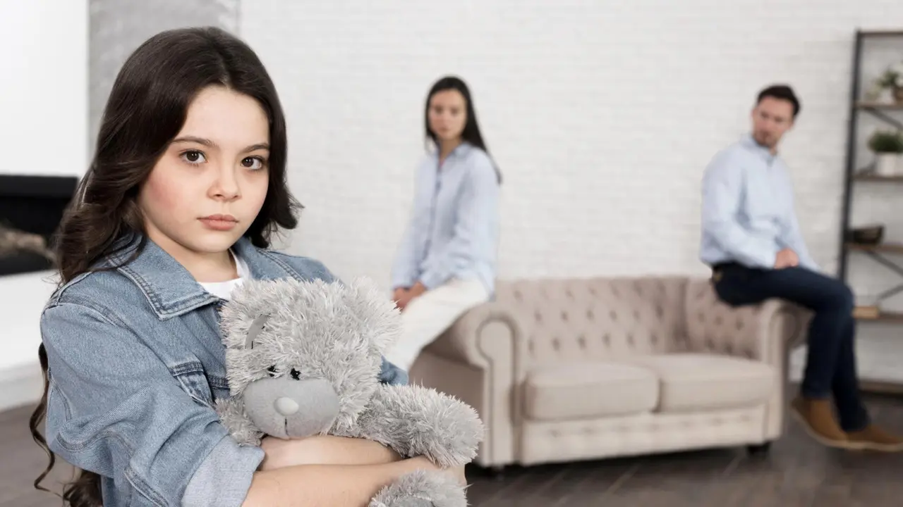 Parallel parenting adalah metode yang memisahkan kehidupan sehari-hari anak dari interaksi orang tua yang terlibat dalam perceraian.