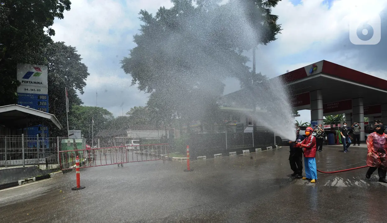 Petugas Pertamina dan Damkar melakukan penyemprotan disinfetaktan di SPBU depan RS Azra, Bogor, Jawa Barat, Jumat (27/03/2020). Penyemprotan disinfetaktan kerjasama PT Pertamina (Perseo) dan Dinas Pemadam Kebakaran Kota Bogor. (merdeka.com/Arie Basuki)