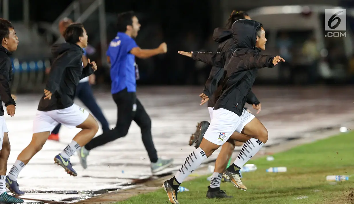 Pemain timnas U-19 Thailand berlari ke lapangan setelah mengalahkan timnas Malaysia pada partai final Piala AFF U-18 2017, di Stadion Thuwunna, Myanmar (17/9). Thailand mengalahkan Malaysia 2-0 lewat gol-gol di babak kedua. (Liputan6.com/Yoppy Renato)