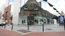 Sejumlah pejalan kaki melewati sebuah toko pakaian yang tutup di Dublin, Irlandia (22/10/2020). Mulai Kamis (22/10), Irlandia memberlakukan lagi karantina wilayah (lockdown) nasional akibat penyebaran kembali COVID-19 di negara tersebut. (Xinhua)