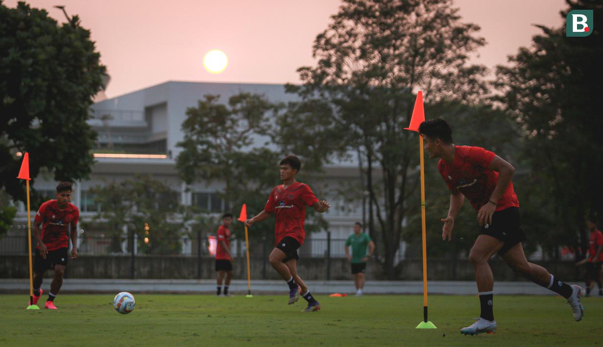 Sejumlah pemain Timnas Indonesia U-23 melakukan latihan perdana menjelang Piala AFF U-23 yang berlangsung di Lapangan A, Senayan, Jakarta, Kamis (10/08/2023). (Bola.com/Bagaskara Lazuardi)