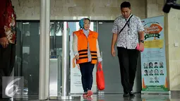 Wali Kota Cimahi nonaktif, Atty Suharti Tochija meninggalkan gedung KPK, Jakarta, Jumat (9/12). Atty diperiksa sebagai saksi untuk tersangka mantan Wali Kota Cimahi dua periode yang juga suaminya Mohammad Itoch Tochija. (Liputan6.com/Helmi Afandi)