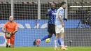 Pemain Inter Milan Romelu Lukaku (belakang kanan) mencetak gol ke gawang Lazio pada pertandingan Liga Italia di Stadion San Siro, Milan, Italia, Minggu (14/2/2021). Inter Milan akhirnya menggusur AC Milan dari puncak klasemen Liga Italia usai mengalahkan Lazio 3-1. (AP Photo/Luca Bruno)