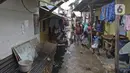 Aktivitas warga di permukiman padat kawasan Muara Angke, Jakarta, Rabu (5/2/2020). Warga pesisir Jakarta yang mayoritas hanya berprofesi sebagai nelayan merupakan salah satu golongan rentan kemiskinan karena kesejahteraannya belum diperhatikan penuh oleh pemerintah. (Liputan6.com/Herman Zakharia)