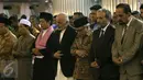 Presiden Afganistan Mohammad Ashraf Ghani (tengah) saat Salat Magrib di Masjid Istiqlal, Jakarta, Kamis (6/4). Selain Salat Magrib Presiden Afganistan tersebut juga melakukan pertemuan dengan beberapa tokoh Islam di Indonesia. (Liputan6.com/Angga Yuniar)