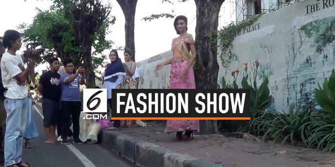 VIDEO: Salon di Sidoarjo Gelar Fashion Show di Pinggir Jalan