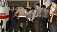Petugas kepolisian membawa kantong jenazah masuk ke ruang jenazah di RS Bhayangkara Palu, Sulawesi Tengah, Selasa (17/7). Dua jenazah diduga teroris Santoso alias Abu Warda dan Muhtar yang tewas dalam baku tembak itu akan diidentifikasi. (OLAGONDRONK/AFP)