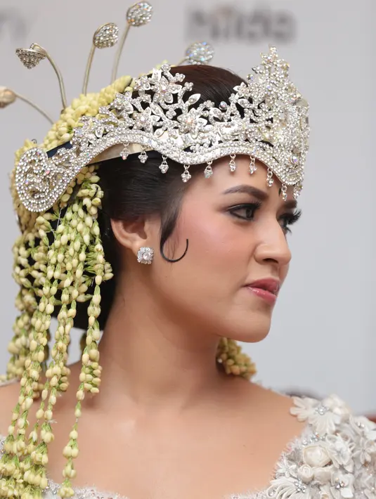 Hari pernikahan Raisa dan Hamish Daud ini mendapat sambutan ramai di masyarakat, terutama warga net yang meramaikan dengan tagar Hari Patah Hati Nasional Jilid 2.  (Adrian Putra/Bintang.com)