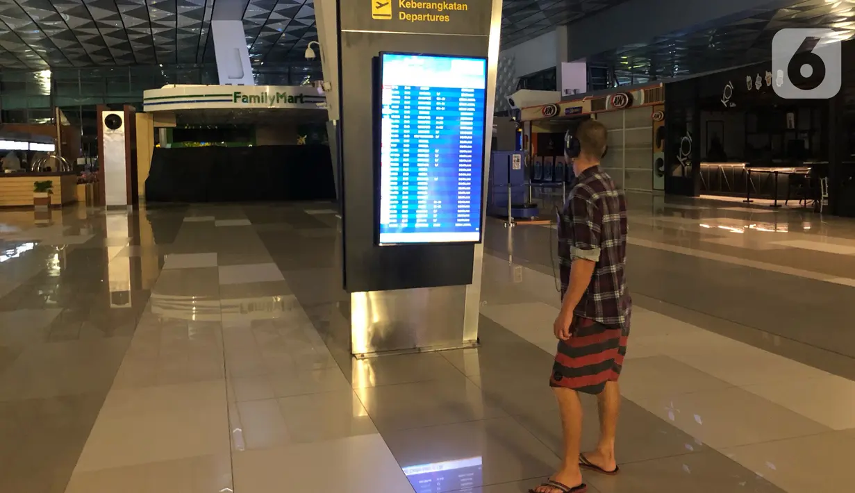 Suasana lengang di Terminal 3 Bandara Internasional Soekarno-Hatta, Tangerang, Kamis (30/4/2020). Dibatalkannya sebagian besar penerbangan akibat pembatasan moda transportasi guna mencegah penyebaran Covid-19 menyebabkan kondisi bandara lebih sepi dibanding biasa. (Liputan6.com/Immanuel Antonius)