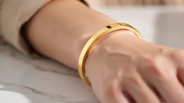 Inspirasi Gelang Emas Minimalis untuk Tabungan Sekaligus Gaya (AI)