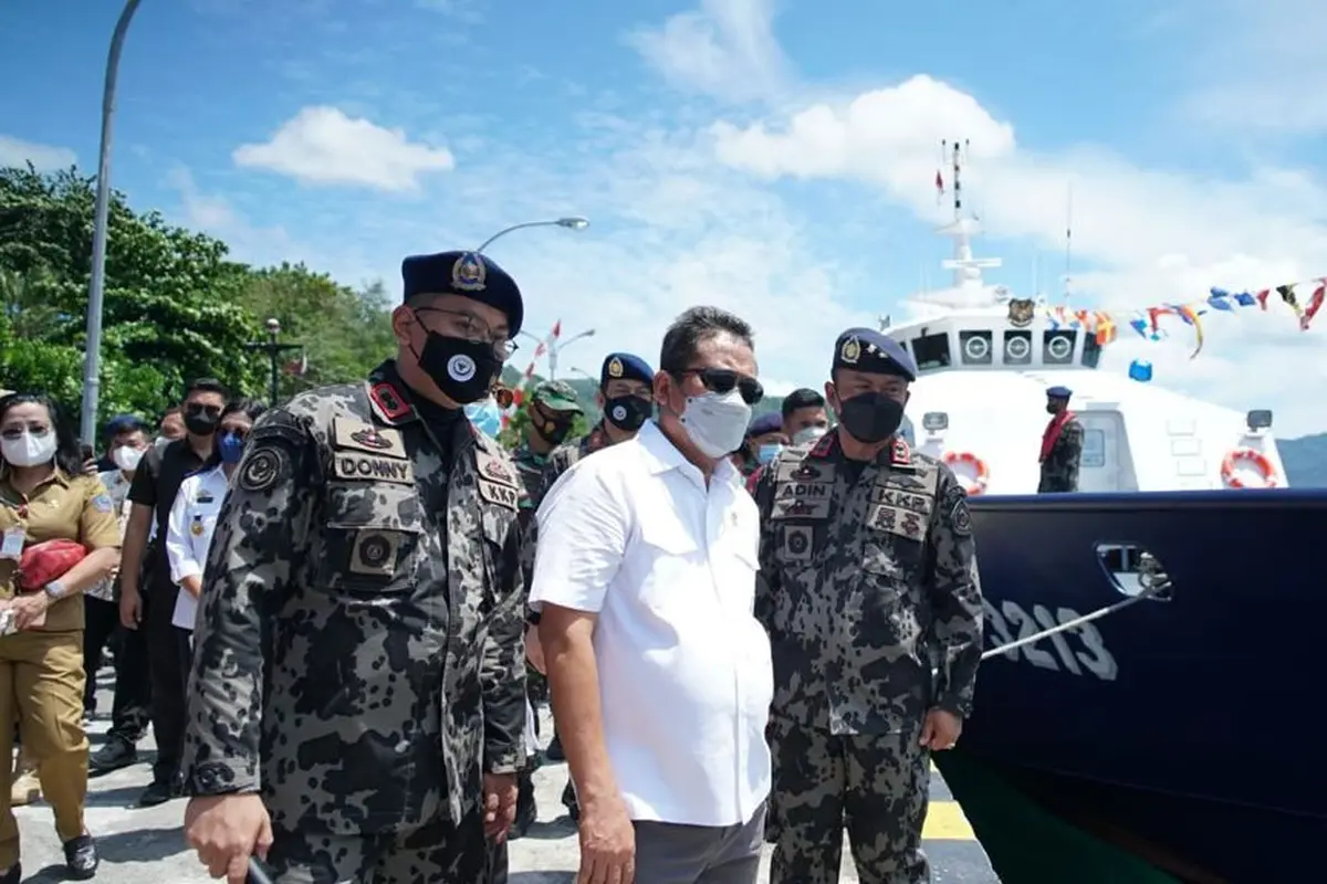 Serahkan Kapal Hasil Pengawasan Kepada Nelayan, Menteri Trenggono Tegaskan Peran Pengawasan Untuk Kesejahteraan Nelayan