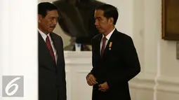 Menkopolhukan Luhut B Pandjaitan (kiri) berbincang dengan Presiden Joko Widodo di Istana Merdeka, Jakarta, Kamis (25/2/2016). Dalam pertemuan tertutup tersebut membahas mengenai isu-isu global terkini. (Liputan6.com/Faizal Fanani)