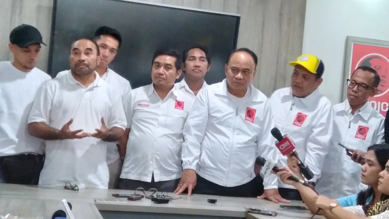 Relawan Pro Jokowi (Projo) menerima kedatangan Relawan Prabowo 08 di kantor DPP Projo, Pancoran, Jakarta, pada Kamis (6/7/2023).