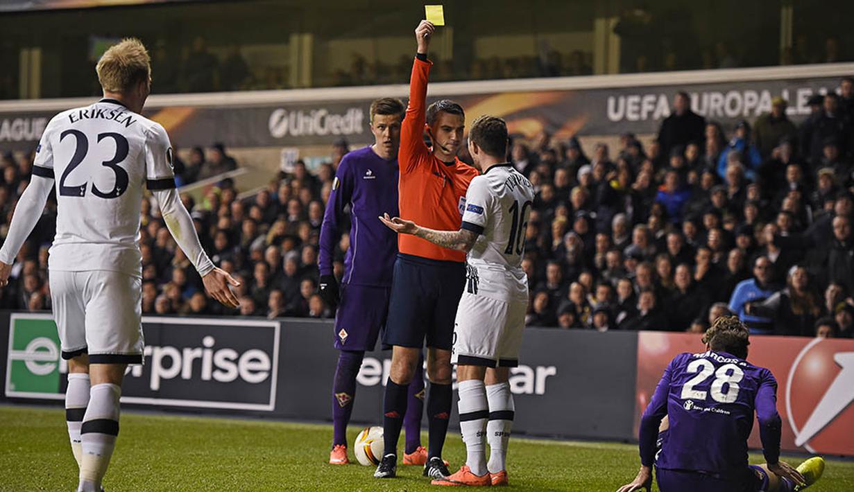 Wasit memberikan pemain Tottenham, Kieran Tripper, kartu kuning karena melanggar pemain Fiorentina. Pada laga itu wasit mengeluarkan enam kartu kuning, empat untuk Tottenham dan dua kepada pemain Fiorentina. (Reuters/Dylan Martinez)