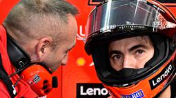 Pembalap Ducati, Francesco Bagnaia berdiskusi dengan timnya disela-sela melakukan latihan bebas di sirkuit Ricardo Tormo, Valencia. Pecco layak menjadi unggulan pada persaingan menjadi juara dunia MotoGP 2022 kali ini karena terpaut 23 poin dari pesaingnya, Fabio Quartararo. (AFP/Javier Soriano)