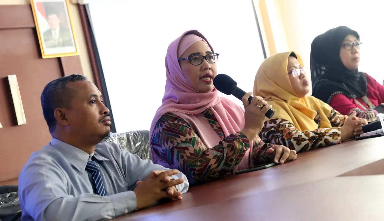 Komisioner KPAI Retno Listyarti (ketiga kiri) memberi keterangan terkait kasus dugaan perisakan terhadap anak tersangka pengguna sabu NN di Jakarta, Selasa (23/7/2019). Bersama perwakilan sekolah, KPAI membantah kasus dugaan perisakan yang menimpa anak tersebut. (Liputan6.com/Helmi Fithriansyah)