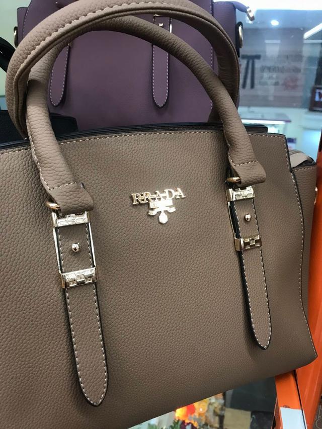 7 Tas KW Pelesetan Merek Terkenal Ini Namanya Kocak Banget