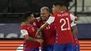 Akhirnya Chile mampu menyamakan kedudukan lewat Eduardo Vargas dari rebound tendangan pinalti Arturo Vidal, setelah dirinya dilanggar di kotak terlarang tersebut. Kedudukan berubah menjadi 1-1. (Foto: AP/Ricardo Mazalan)
