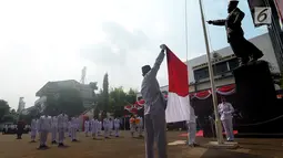 Pasukan pengibar bendera mengibarkan bendera merah putih saat peringatan Detik-detik Proklamasi Kemerdekaan ke-73 di Universitas Bung Karno (UBK), Jakarta, Jumat (17/8).(merdeka.com/imam buhori)