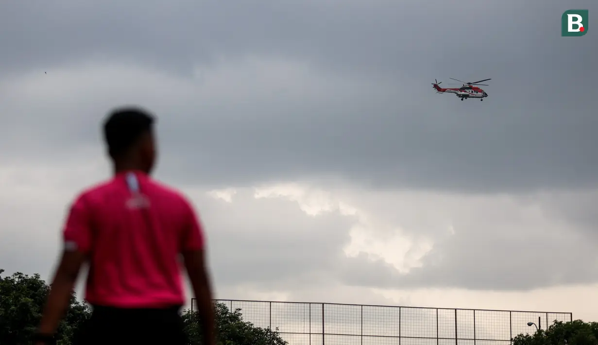 <p>Helikopter melintas saat pertandingan uji coba antara Korea-Korea Selecao melawan Akademi Sepak Bola Intinusa Olah Prima (ASIOP) di Lapangan Sutasoma, Halim, Jakarta Timur, Selasa (18/11/2024). (Bola.com/Bagaskara Lazuardi)</p>