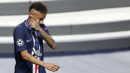 Striker Paris Saint-Germain, Neymar, mengusap air mata usai ditaklukkan Bayern Munchen pada laga final di Stadion The Luz, Portugal, Senin (24/8/2020). Kekalahan ini membuat PSG gagal meraih gelar Liga Champions pertamanya. (AFP/Matthew Childs, Pool)